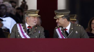 El rey Juan Carlos y el príncipe Felipe de Borbón.
