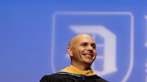 Pitbull es el primer músico en recibir el "grado honorífico" de este centro educativo.