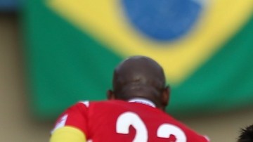 Neymar conduce el balón en el Estadio Serra Dourada.