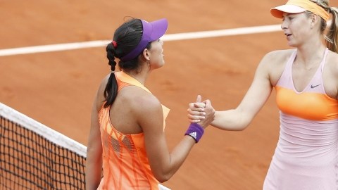 La   hispano-venezolana Garbiñe Muguruza (izq.) felicita a la rusa Maria Sharapova tras el partido de cuartos de final.