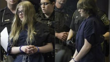 Morgan Geyser (der.) y Anissa Weier cuando fueron presentadas en corte el lunes. Ambas enfrentan cargos criminales de intento de asesinato en primer grado.