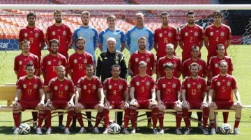 Los  jugadores de la selección española  junto al técnico  Vicente del Bosque  en la fotografía oficial tomada en Washington.