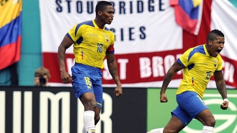 Michael Arroyo (der.)    celebra el gol del empate de Ecuador ante Inglaterra mientras   Antonio Valencia  se une al festejo.