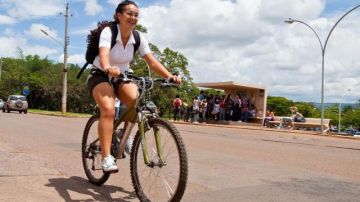 Montar bicicleta es un actividad saludable y ecológica, pero realízala con cuidado.