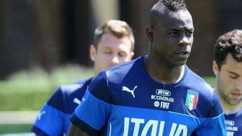 El italiano Mario Balotelli ha sido atacado varias veces solamente por el color de su piel.