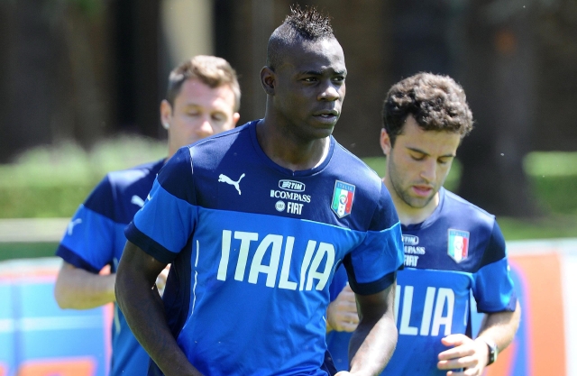El italiano Mario Balotelli ha sido atacado varias veces solamente por el color de su piel.