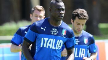 El italiano Mario Balotelli ha sido atacado varias veces solamente por el color de su piel.