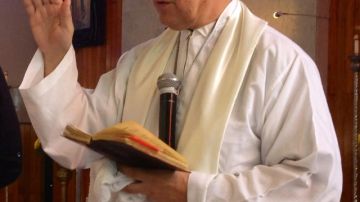 El cura mexicano Eduardo Córdova mientras oficia una misa en su parroquia en el estado de San Luis Potosí.