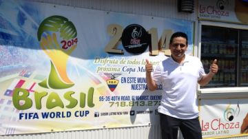 El ecuatoriano Juan Inga, propietario del restaurant Sabor Latino, en Queens, que tendrá dos pisos para transmitir la Copa Mundial.