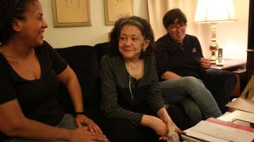 (De izq. a der.) Solange De La Paz (66), del Alto Manhattan, junto su asistente Ana López y la trabajadora social Amy Murray.