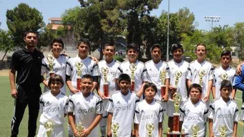Jugadores de SCYSO posan muy sonrientes con sus trofeos que los acredita como campeones del 2014.