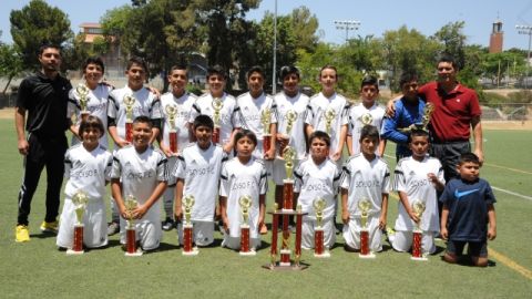 Jugadores de SCYSO posan muy sonrientes con sus trofeos que los acredita como campeones del 2014.