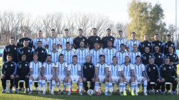 Jugadores y cuerpo técnico de la selección argentina que participará en Brasil 2014 se toman la foto oficial del equipo.