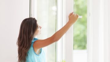 Abre las ventanas de la casa en la mañana para que entre aire fresco a tu hogar.