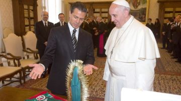 Peña Nieto le entregó al argentino una imagen de madera de la Virgen de Guadalupe y una camiseta de la selección mexicana.