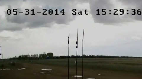 Las bolsas de aire se desplegaron y algunas piezas de la pickup Chevy se derritieron como resultado del impacto del relámpago.