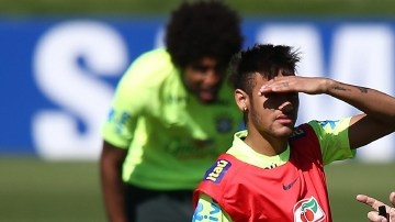 Luiz Felipe Scolari (der.) da instrucciones al astro de la verdeamarela, Neymar, en un entrenamiento de la selección brasileña.
