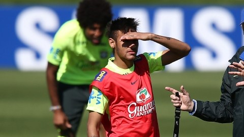Luiz Felipe Scolari (der.) da instrucciones al astro de la verdeamarela, Neymar, en un entrenamiento de la selección brasileña.