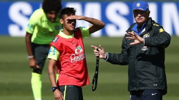 Luiz Felipe Scolari (der.) da instrucciones al astro de la verdeamarela, Neymar, en un entrenamiento de la selección brasileña.