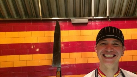 César Balderas, se propone ofrecer lo mejor de sí al preparar la comida o dialogar con clientes.