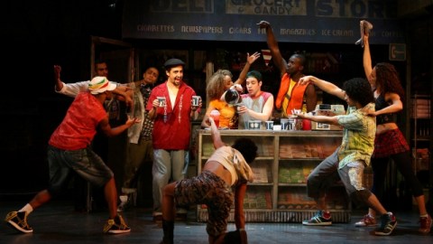 El actor y dramaturgo Lin-Manuel Miranda (cuarto a la izq.) junto a miembros del musical "In the Heights", que abrió el 9 de marzo del 2008 en el teatro Richard Rodgers en Broadway con un elenco mayormente latino. La pieza obtuvo 4 premios Tony, incluyendo el de mejor musical del año.
