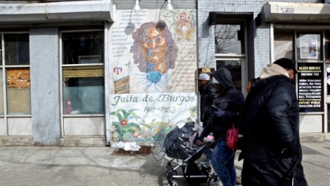 Mural de Julia de Burgos: "Remembering Julia", realizado en 2006 por Manny Vega. Está localizado en la calle 106, entre Lexington y la Tercera Avenida, en El Barrio.