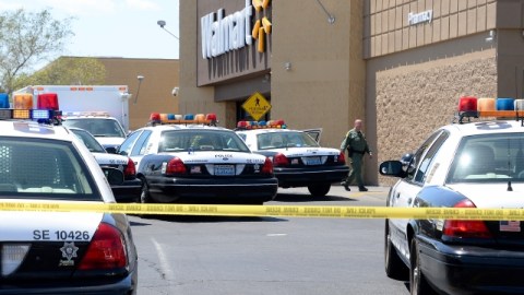Luego de matar a dos policías y un civil, el hombre y la mujer se suicidaron dentro de una tienda Walmart.