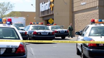 Luego de matar a dos policías y un civil, el hombre y la mujer se suicidaron dentro de una tienda Walmart.