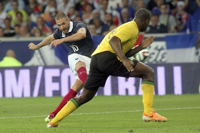 Karim Benzema realiza un disparo ante la marca de Rodolph Austin en el amistoso celebrado en el Estadio Pierre Mauroy.
