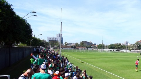 'Torcedores' del Tri alientan a la selección que salta a la cancha. Desde una ventana, una fan local los saluda.