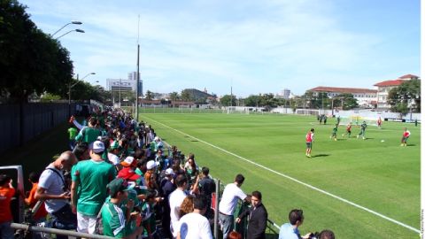 'Torcedores' del Tri alientan a la selección que salta a la cancha. Desde una ventana, una fan local los saluda.