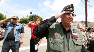 Art Camarillo, veterano de Vietnam, saluda el Himno Nacional durante la ceremonia de Memorial Day.