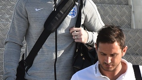 Wayne Rooney (izq.) y  Frank Lampard descienden del avión en Sao Paulo.