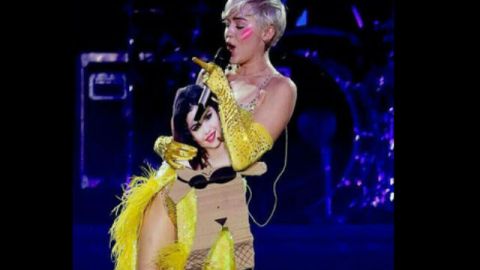 Al difundirse los videos a través de las redes sociales, las fans de la ex chica Disney, 
arremetieron contra Cyrus.