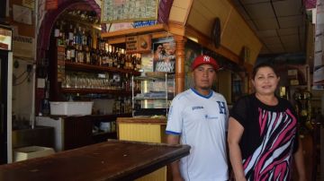 El comensal Douglas Larios junto a Mari Cruz dentro del restaurante Ruinas de Copán, en El Bronx.