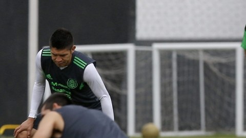 Miguel Herrera dirigiendo ayer una práctica de México.