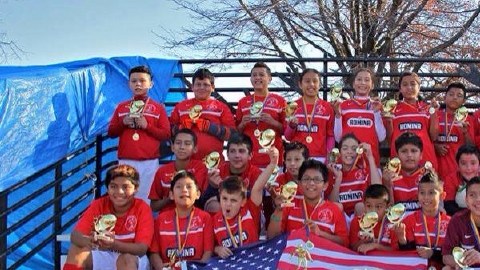 La Romário Soccer School con todos los trofeos ganados en la temporada pasada.