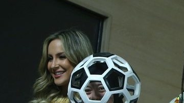 La brasileña Claudia Leitte; el presidente del grupo cultural brasileño Olodum, João Jorge Rodrigues; el rapero Pitbull y la directora artística Daphné Cornez posan en una rueda de prensa en el estadio Arena Corinthians, sede de apertura del Mundial de Fútbol Brasil 2014.