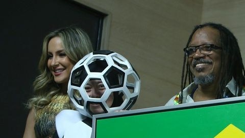 La brasileña Claudia Leitte; el presidente del grupo cultural brasileño Olodum, João Jorge Rodrigues; el rapero Pitbull y la directora artística Daphné Cornez posan en una rueda de prensa en el estadio Arena Corinthians, sede de apertura del Mundial de Fútbol Brasil 2014.