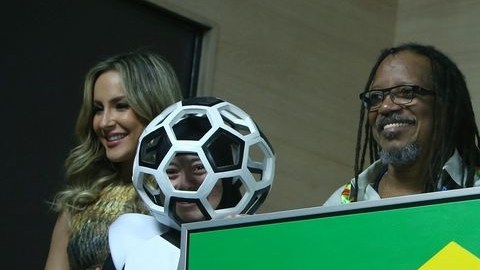 La brasileña Claudia Leitte; el presidente del grupo cultural brasileño Olodum, João Jorge Rodrigues; el rapero Pitbull y la directora artística Daphné Cornez posan en una rueda de prensa en el estadio Arena Corinthians, sede de apertura del Mundial de Fútbol Brasil 2014.