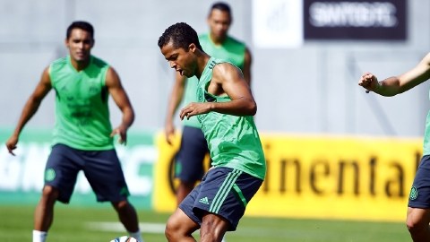 Giovanni dos Santos (izq.) hará pareja con Oribe Peralta, cuando menos en el partido contra Camerún.