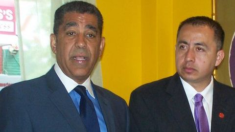 Espaillat, con Manuel Guerrero (der.), Ceasar Zúñiga, candidato a la Asamblea por el Distrito 51, y José Garza, director de la Cámara de Comercio Mexicana de East Harlem.
