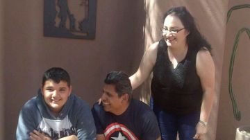Daniel Neyoy Ruiz (c) con su esposa y su hijo.