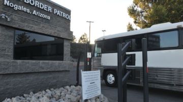 Unos mil inmigrantes menores de edad procedentes de América Central se encuentran bajo custodia en un almacén de la Patrulla Fronteriza en Nogales, Arizona.