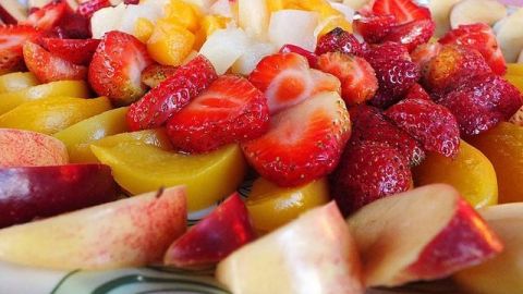 Incluye frutas en tu dieta diaria.