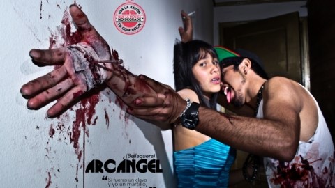 Recreación de la canción "Bellaquera", de Arcangel, que dice "si fueras un clavo y yo un martillo quisiera clavarte".