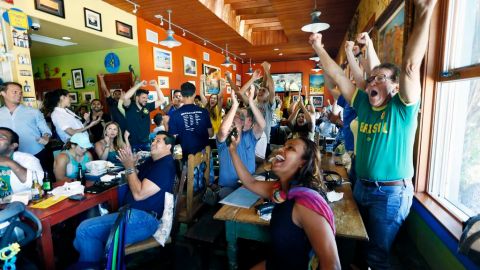 ¡Alegría, alegría! Gol de Brasil y va ganando.