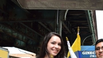 Nacy, Edison y Bryan Macancela compran banderas en la avenida Roosevelt.