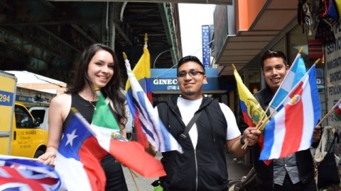 Nacy, Edison y Bryan Macancela compran banderas en la avenida Roosevelt.