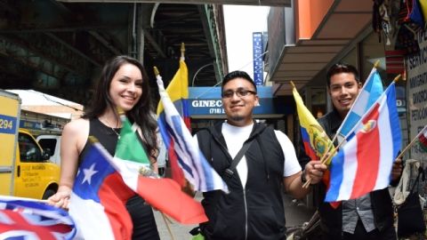 Nacy, Edison y Bryan Macancela compran banderas en la avenida Roosevelt.